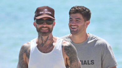 Adam Levine est tout sourire lors d'une journée à la plage entre amis à Saint-Tropez