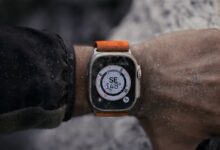 Apple Watch Ultra survit aux coups de marteau tandis que la table se fissure sous les fissures